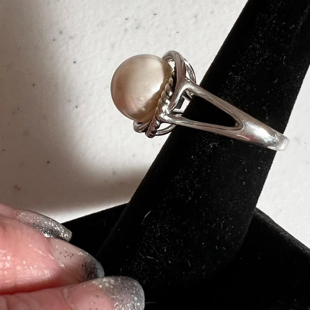 Pearl ring and earring set creamy luster in color not sure of the metal - Picture 6 of 9